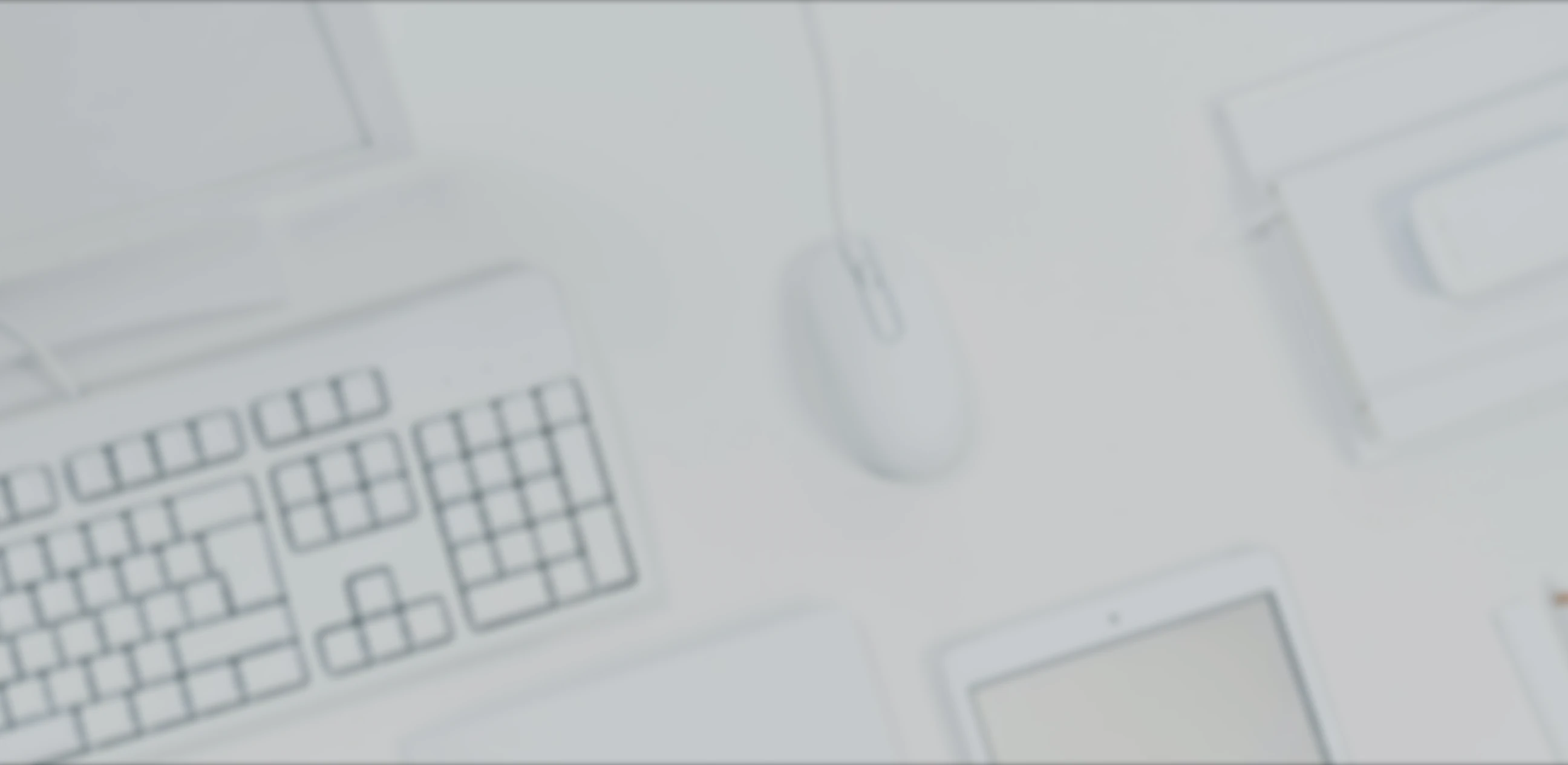 Uma mesa com vários eletronicos, cadernos e pessoas fazendo uma reunião.